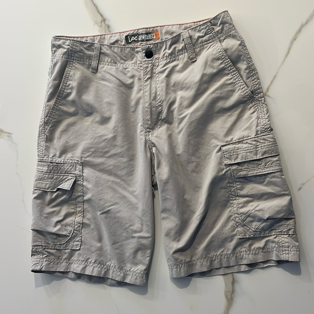 Men’s Lee Dunga’s brand soft tan cargo shorts size 30, inseam 10 inches
